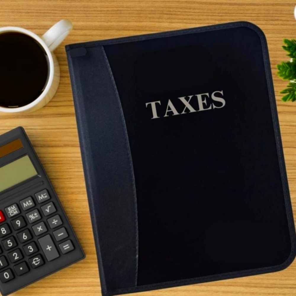 Tax Binder (Black) with zipper closure